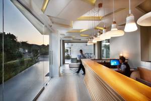 Innenansicht der Lobby von Annas House Hotel mit Rezeption, Tisch und Personen