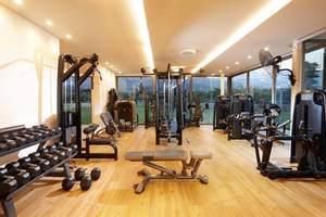 Fitnessraum im Anna's House mit verschiedenen Trainingsgeräten und Geräten.
