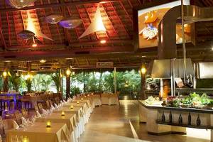 Innenbereich des El Dorado Royale a Spa Resort by Karisma Hotel mit gefüllten Tischen und Stühlen.