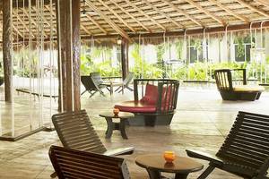 Barbereich des El Dorado Royale a Spa Resort by Karisma mit Hängestühlen und Sitzgelegenheiten.
