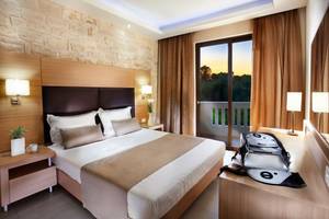 Hotelzimmer von Anna's House mit Bett, Nachttischen und Balkon