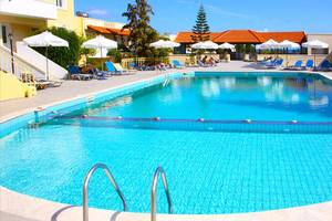 Ein großer Swimmingpool im Freien mit blauen Liegestühlen und Sonnenschirmen im Alexander House Hotel.