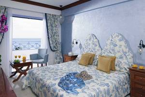 Doppelbettzimmer im Serita Beach Hotel mit Blick auf das Meer von der Terrasse.