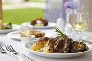 Grillplatte mit Steak, Kartoffeln und Gemüse auf dem Tisch im Serita Beach Hotel.