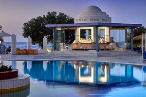 Serita Beach Hotel Pool Bar am Abend mit Blick auf den Ozean.