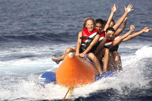 Gäste auf einer Bananenboot-Tour am Serita Beach Hotel