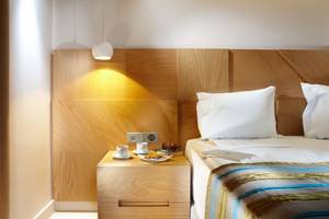 Ein Zimmer in Anna's House mit einem Bett, Nachttisch und Frühstückstablett.