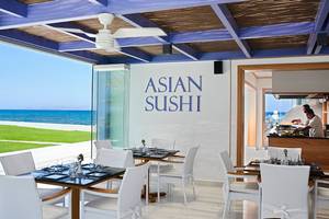 Innenansicht des Asian Sushi Restaurants im Serita Beach Hotel mit Blick auf das Meer.