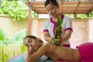 Frau erhält Massage im Hotel Sun Siyam Vilu Reef