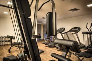 Fitnesscenter im Grand Hotel Resort Ma&Ma mit verschiedenen Trainingsgeräten