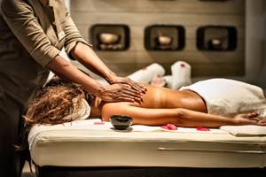 Eine Frau erhält eine Massage im Grand Hotel Resort Ma&Ma.