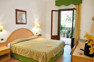 Gabbiano Beach Vieste Hotelzimmer mit Bett, Balkon und Dekor.