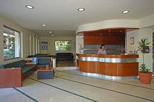 Rezeption des Corissia Beach Hotels mit einer Frau im Hintergrund.
