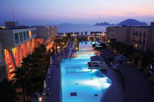 La Blanche Resort & Spa Pool-Anlage bei Einbruch der Dunkelheit