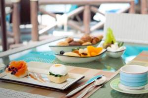 Frühstückstisch im JA Lake View Hotel mit verschiedenen Speisen und Getränken.