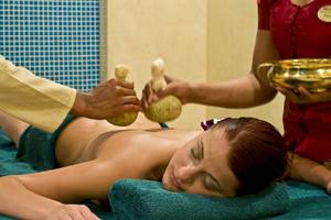 Frau genießt Massage im Radisson Blu Resort & Spa, Malta Golden Sands