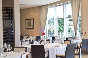 Tisch mit Blumen im Restaurant des Radisson Blu Resort & Spa, Malta Golden Sands.