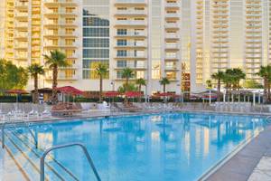 Der Swimmingpool des Signature at MGM Grand Hotels mit Lounge-Sesseln und Sonnenschirmen.