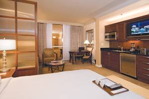 Suite im The Signature at MGM Grand mit Bett, Küche und Fernseher.