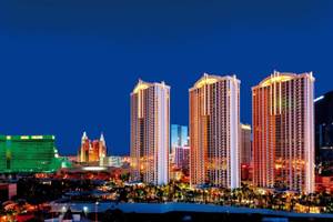 Das Signature at MGM Grand Hotel bei Nacht im Lichterglanz.