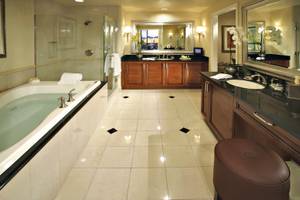 Luxuriöses Badezimmer im The Signature at MGM Grand mit Badewanne, Dusche, Waschbecken und Spiegeln.