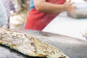 Frischen Teig auf Grill im Crystal Paraiso Verde Resort & Spa