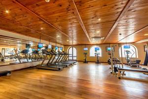 Fitness-Center im Kempinski Hotel San Lawrenz Malta mit Laufbändern und anderen Geräten.