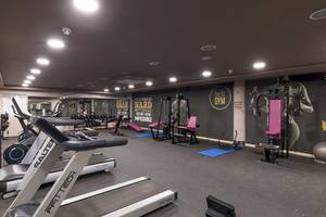 Fitnesscenter im Be Live Experience La Nina Hotel mit Laufbändern und Kraftgeräten.