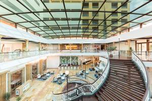 Innenansicht der Lobby des Be Live Experience La Nina Hotels mit Marmorboden und Glasdach.