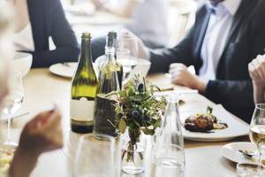 Menschen essen an einem Tisch im Hotelrestaurant Be Live Experience La Nina