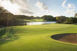 Golfplatz des Constance Belle Mare Plage Hotels mit grünen Fairways und Wasserhindernissen