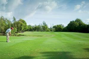 Golfspieler auf dem Golfplatz des Constance Belle Mare Plage Hotels.