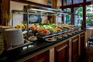 Buffet-Tisch im Helena Sands Hotel mit verschiedenen Salaten und Früchten.