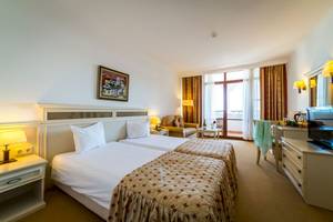 Doppelzimmer mit Balkon im Helena Sands Hotel, mit zwei Betten, Fernseher und Balkon