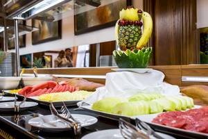 Frühstücksbuffet im Helena Sands Hotel mit verschiedenen Früchten und Brötchen.
