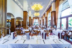Innenbereich des Restaurants im Helena Sands Hotel mit elegant eingerichteten Tischen und Stühlen.