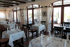 Innenansicht des Restaurants des Helena Sands Hotels mit gedeckten Tischen und Stühlen.