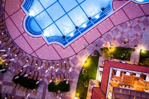 Luftaufnahme des Helena Sands Hotel Pools mit Liegestühlen und Treppen