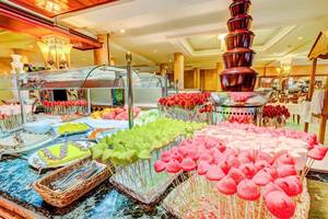 Buffet im SBH Costa Calma Beach Resort mit verschiedenen bunten Früchten und Schokoladenbrunnen.