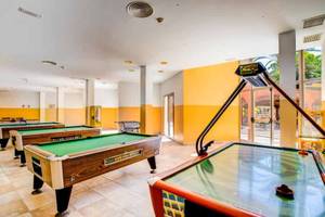 Spielzimmer im SBH Costa Calma Beach Resort mit Billardtischen und Tischfußball