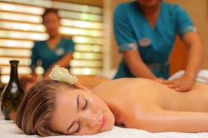 Frau genießt eine Massage im Sueno Hotels Beach Side