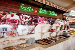 Süßigkeiten-Buffet im Sueno Hotels Beach Side mit diversen Kuchen und Desserts.
