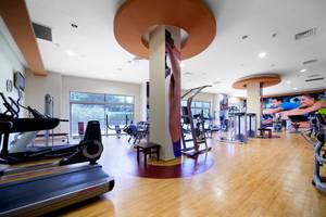 Fitnesscenter im Sueno Hotels Beach Side mit verschiedenen Geräten und Geräten.