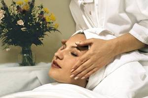 Frau erhält Gesichtsmassage im Hotel SBH Hotel Costa Calma Palace