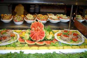 Buffettisch im SBH Hotel Costa Calma Palace mit verschiedenen Speisen und Früchten.