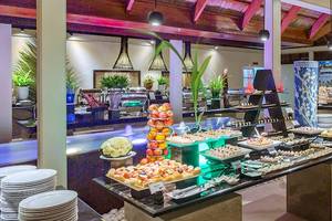 Buffettisch im Meeru Island Resort & Spa mit verschiedenen Gerichten und Dekoration.