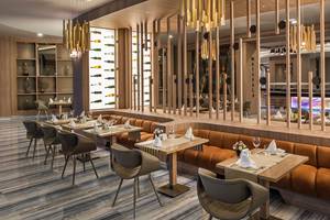 Modernes Restaurant im Delphin BE Grand Resort mit stilvollen Tischen und einer eleganten Atmosphäre.