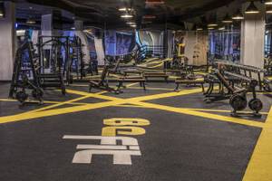 Fitnessraum im Delphin BE Grand Resort mit modernen Geräten und einem stylischen, sportlichen Design.