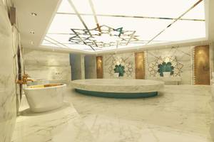 Luxuriöses Badezimmer im Delphin BE Grand Resort mit Marmoroberflächen und eleganten Badewannen.