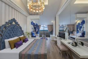 Luxuriöses Zimmer im Delphin BE Grand Resort mit Blick auf das Meer, eleganter Einrichtung und modernem Komfort.